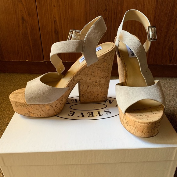 Light brown suede wedge heels - Picture 2 of 3